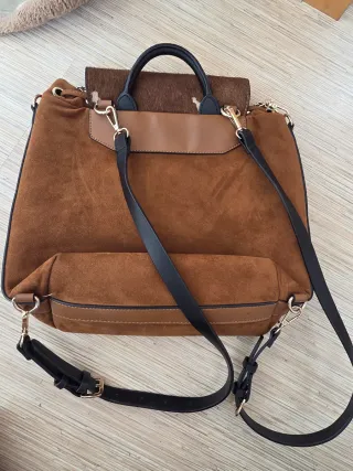 Bolso Mochila Marrón con Cadena Dorada