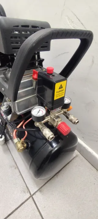 Compresor de aire negro