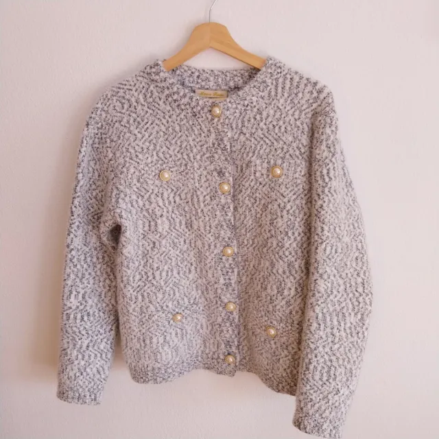 Chaqueta cardigan gris y blanco