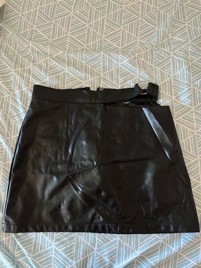Falda cuero Bershka negra