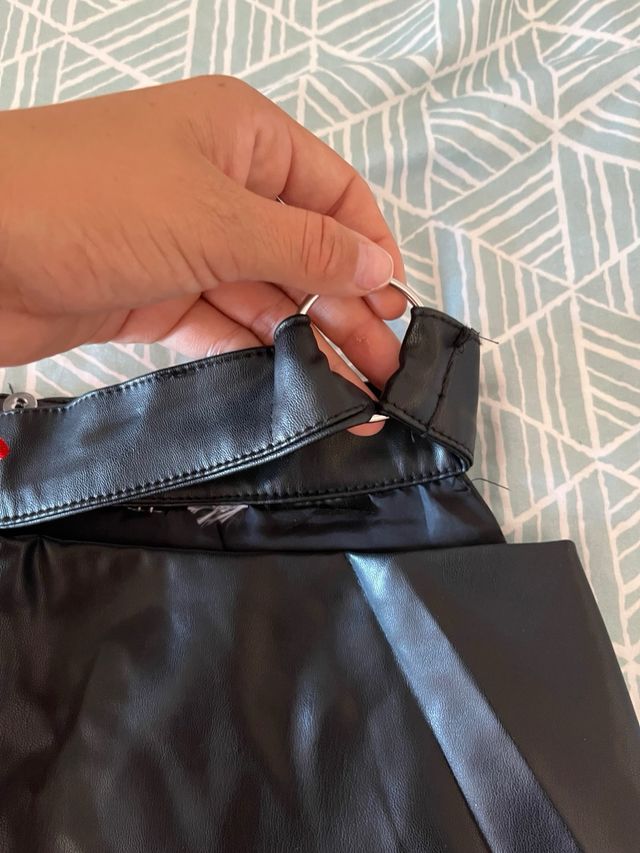 Falda cuero Bershka negra