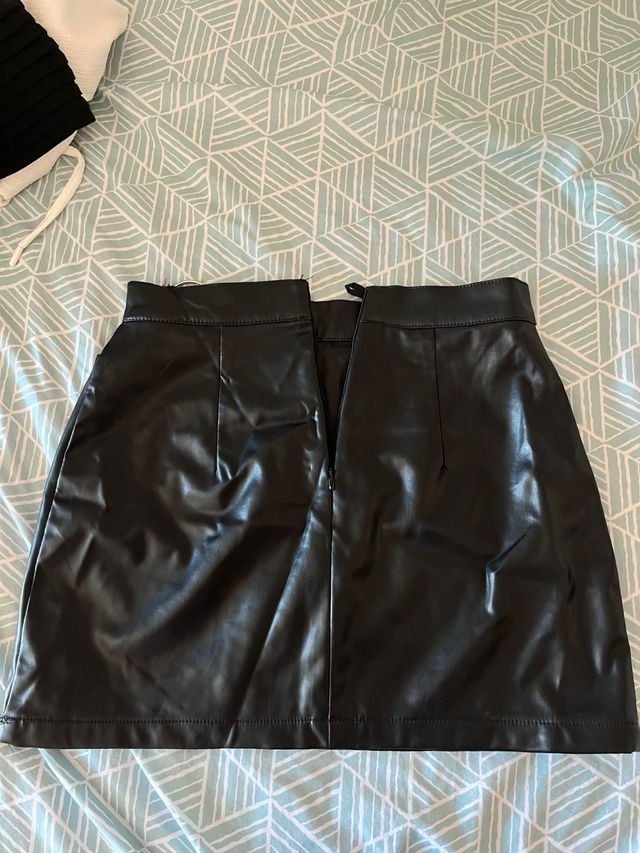 Falda cuero Bershka negra