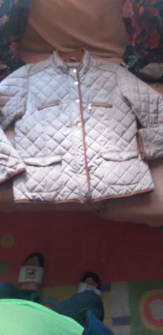 Chaqueta acolchada beige y marrón