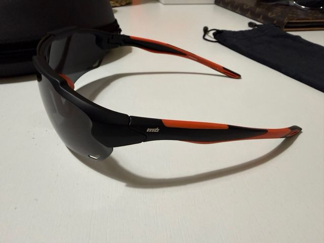 Gafas deportivas negras y naranjas