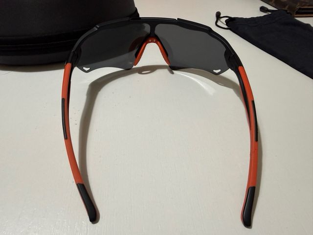 Gafas deportivas negras y naranjas