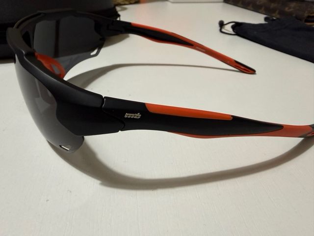 Gafas deportivas negras y naranjas