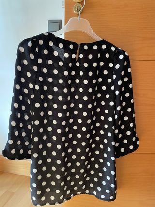 Blusa negra con topos blancos