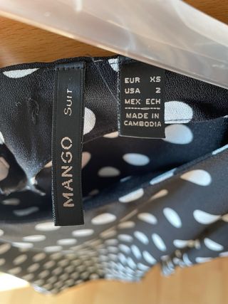 Blusa negra con topos blancos