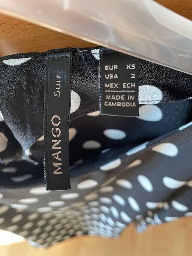 Blusa negra con topos blancos