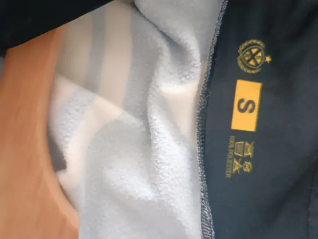 Chaqueta deportiva negra y dorada