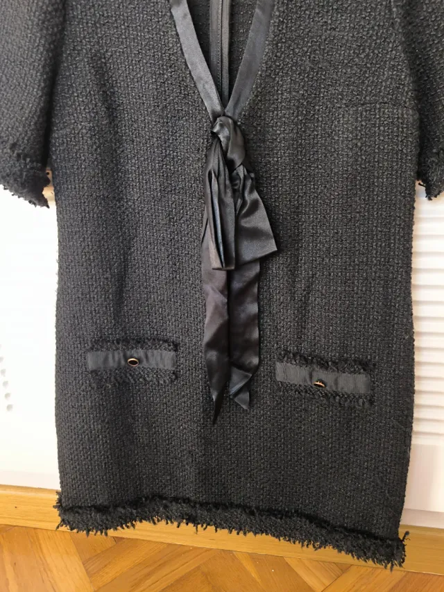 Vestido negro corto con lazada