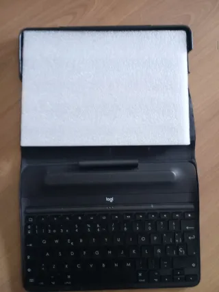 Funda con teclado Logi