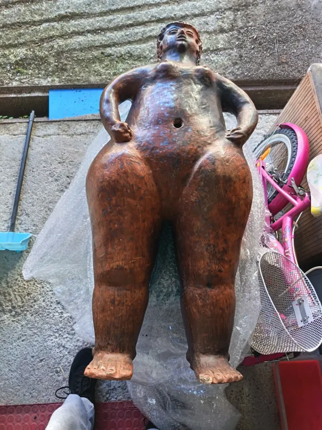 Figura in argilla di donna nuda