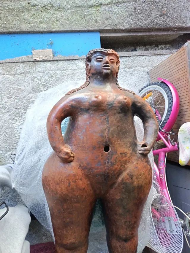 Figura in argilla di donna nuda