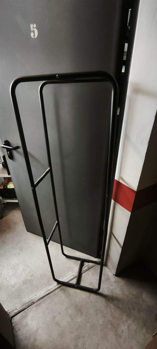 Leñero metálico negro