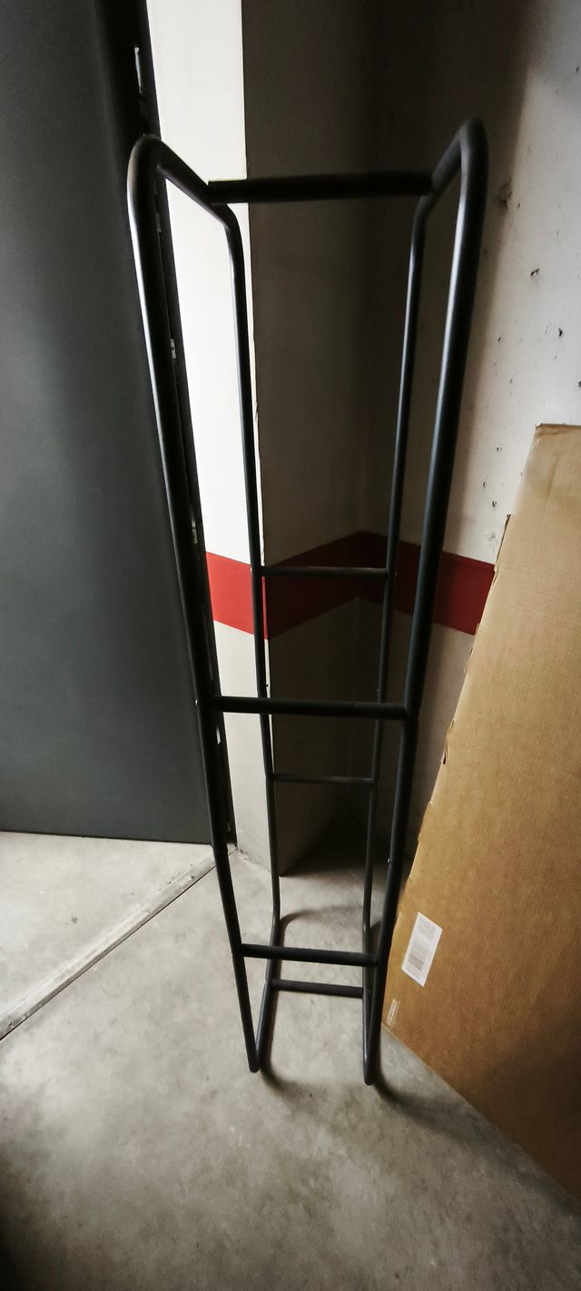 Leñero metálico negro