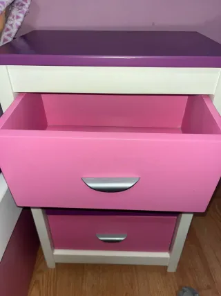 Cama doble, escritorio, silla y cajón