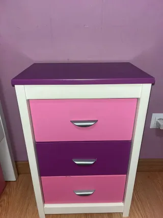 Cama doble, escritorio, silla y cajón