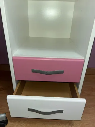 Cama doble, escritorio, silla y cajón