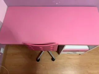 Cama doble, escritorio, silla y cajón