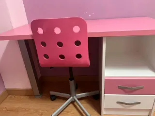 Cama doble, escritorio, silla y cajón