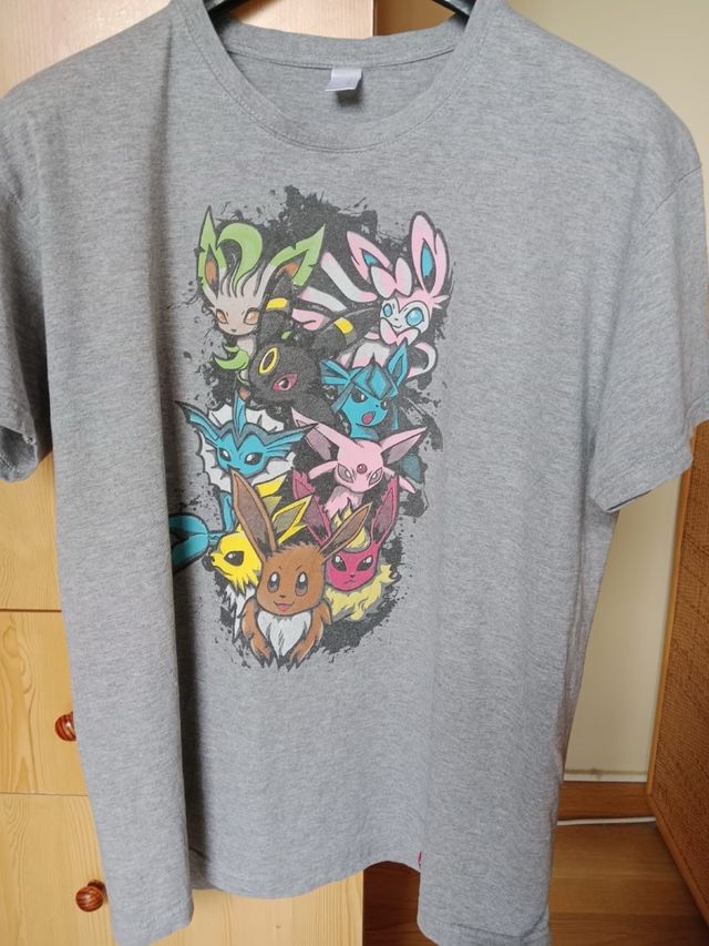 Camiseta Pokemon Eevee y evoluciones gris