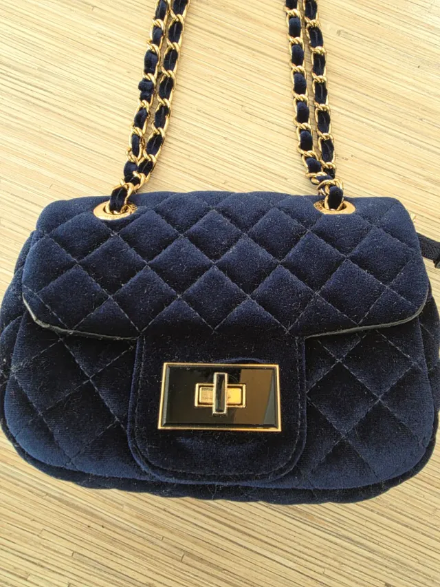 Bolso azul marino de terciopelo con cadena dorada