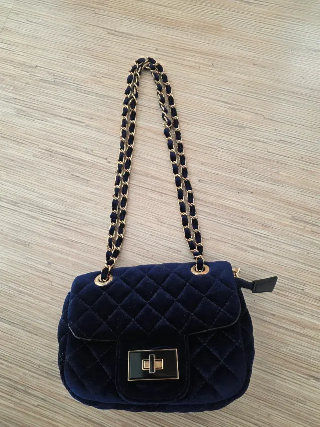 Bolso azul marino de terciopelo con cadena dorada