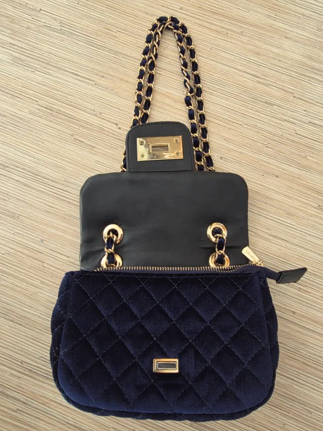 Bolso azul marino de terciopelo con cadena dorada