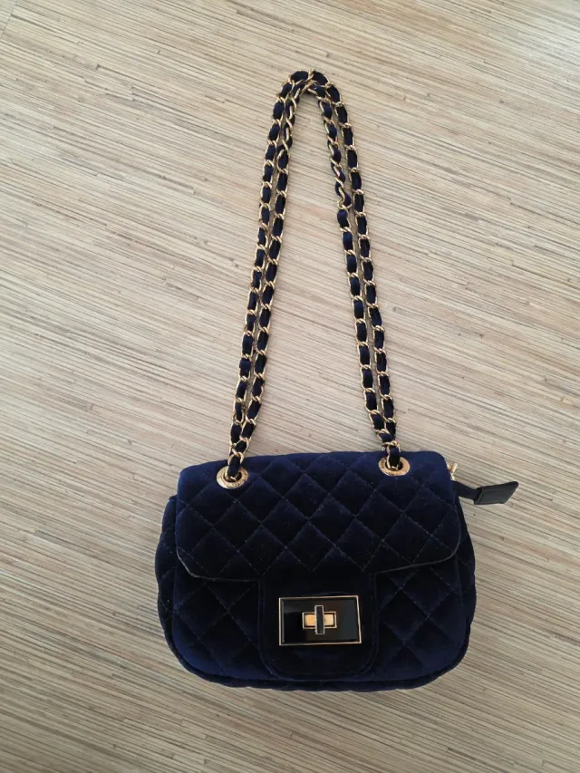 Bolso azul marino de terciopelo con cadena dorada