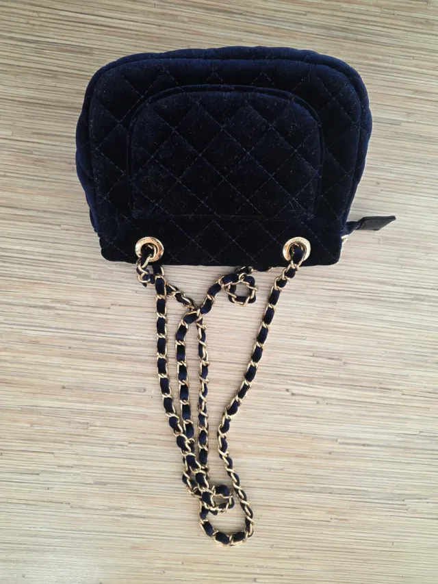 Bolso azul marino de terciopelo con cadena dorada