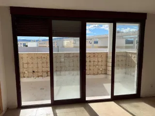 Ventanal de 4 hojas,con persianas,aluminio.