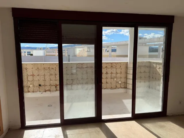 Ventanal de 4 hojas,con persianas,aluminio.