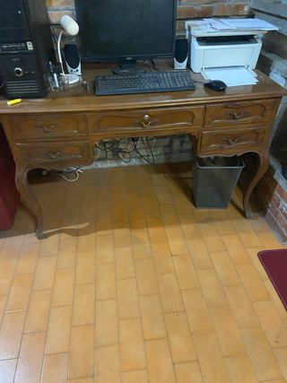 Scrivania in legno marrone con cassetti