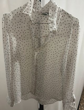 Camisa de lunares blanca y negra