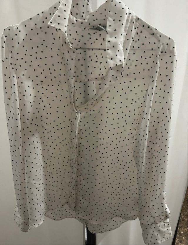 Camisa de lunares blanca y negra