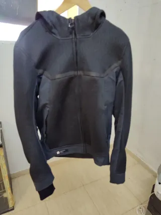 Chaqueta de moto con capucha y protecciones.  "S"