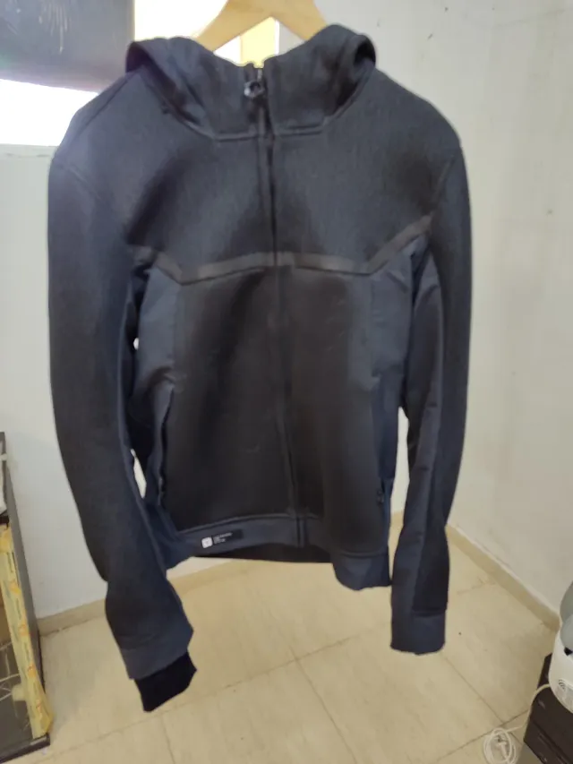 Chaqueta de moto con capucha y protecciones.  "S"