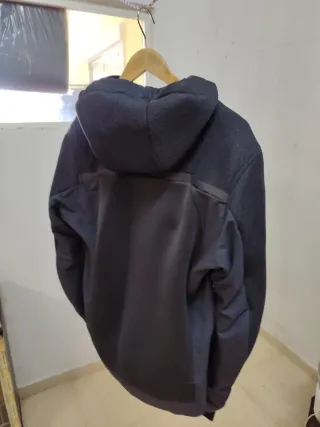 Chaqueta de moto con capucha y protecciones.  "S"