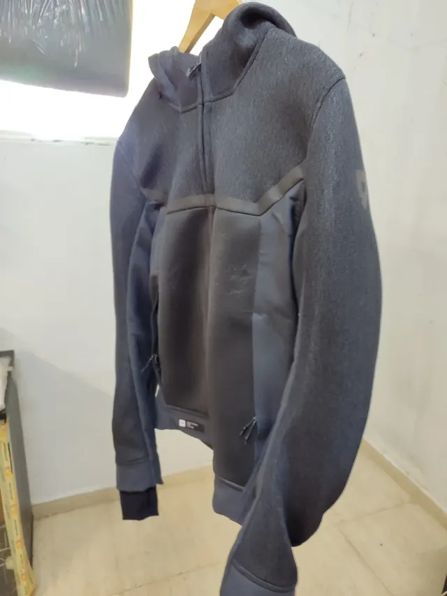 Chaqueta de moto con capucha y protecciones.  "S"