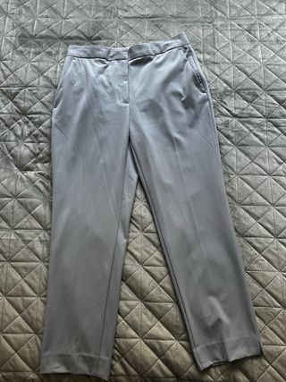 Traje de chaqueta y pantalón gris
