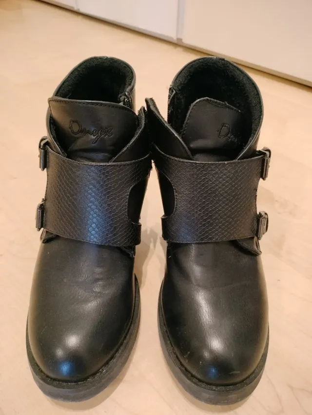 Stivaletti Oryx neri con fibbie, tacco 9 cm