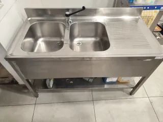Banco con lavabo doble y escurridor