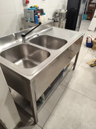 Banco con lavabo doble y escurridor