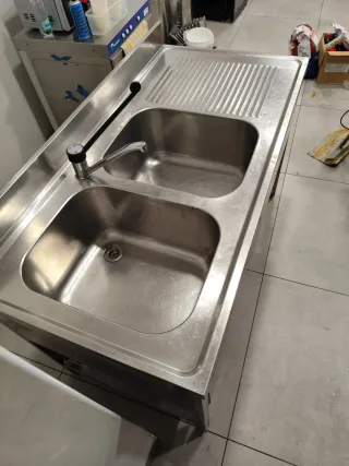 Banco con lavabo doble y escurridor