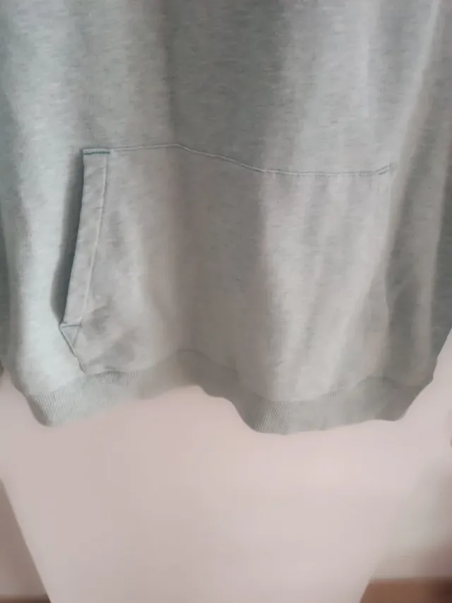 Sudadera verde con mensaje