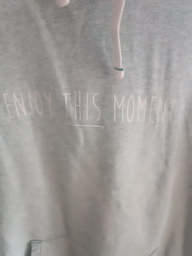 Sudadera verde con mensaje