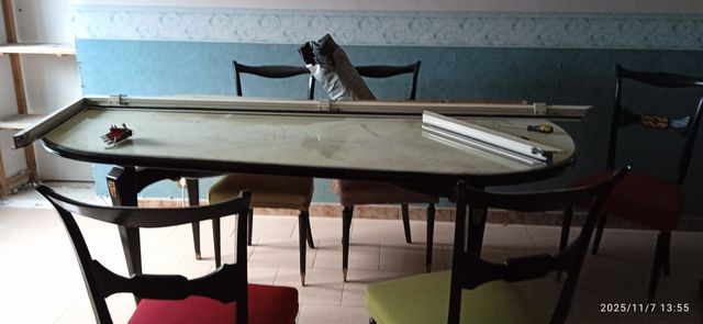 Tavolo da pranzo in vetro e legno