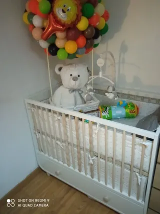 Cuna convertible IKEA MYLLRA, con colchón