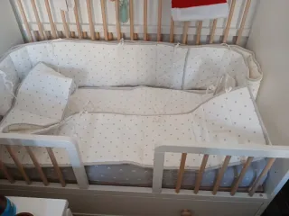 Cuna convertible IKEA MYLLRA, con colchón